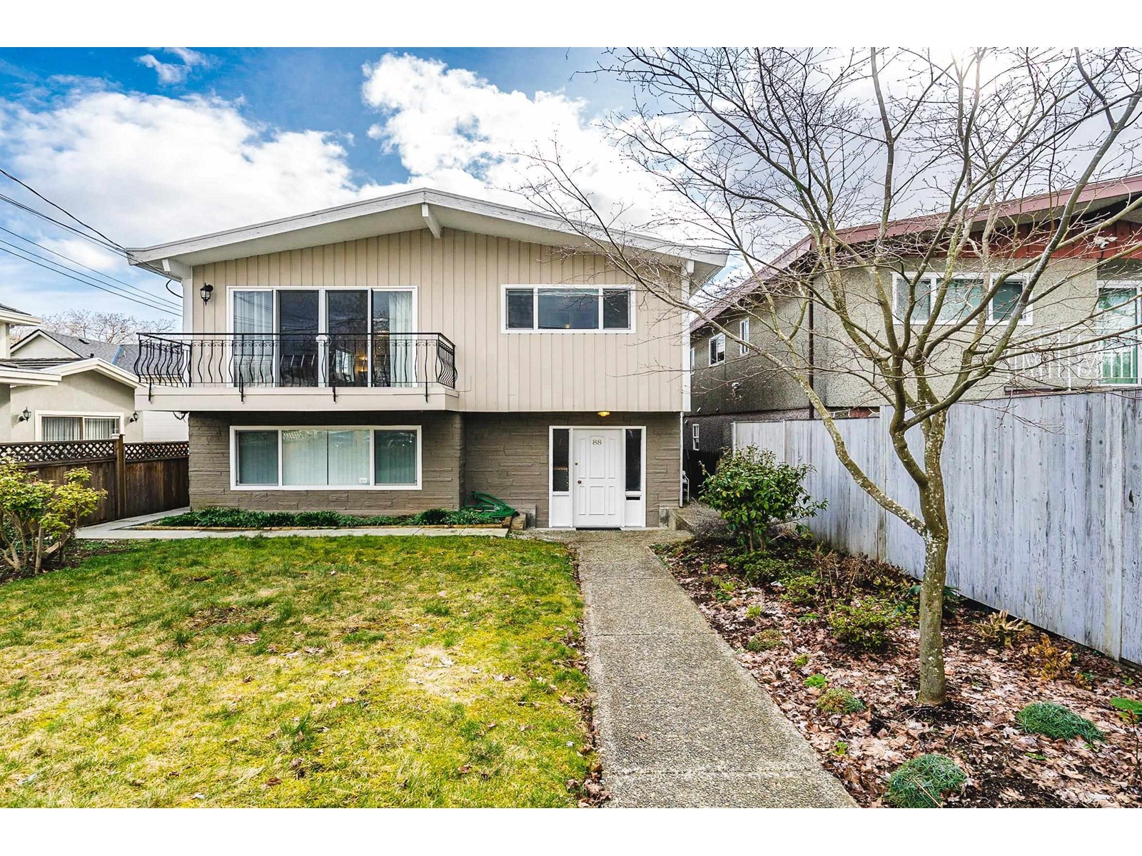 88 Ontario Place, Vancouver, BC, V5W 1R9