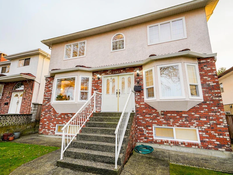 2542 E 18th Avenue, Vancouver BC V5M 2P5