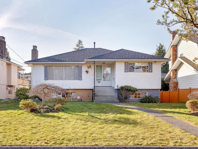 6695 St Charles Place, Burnaby BC V5H 3W2