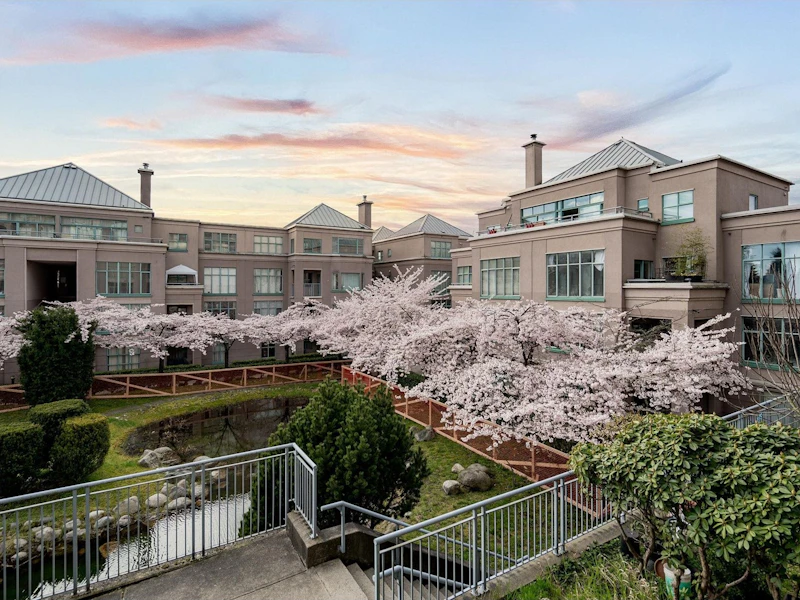 204 - 2468 E Broadway Avenue, Vancouver BC V5M 4V1