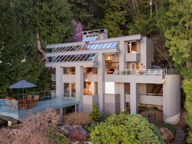 10 Montizambert Wynd, West Vancouver BC V7W 1R8