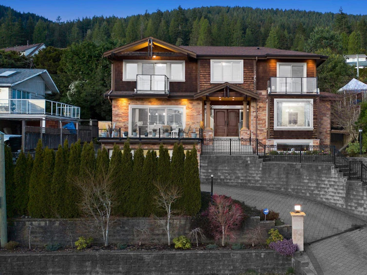 390 Monteray Avenue, North Vancouver, BC, V7N 3E8