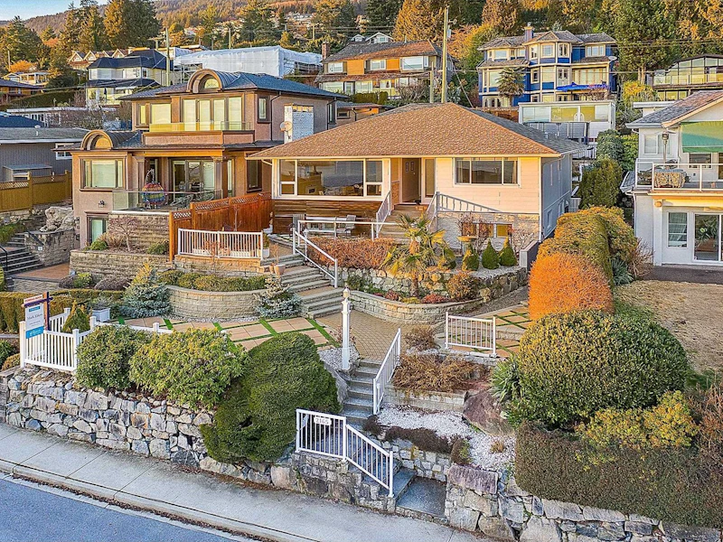 2165 Queens Avenue, West Vancouver BC V7V 2Y1