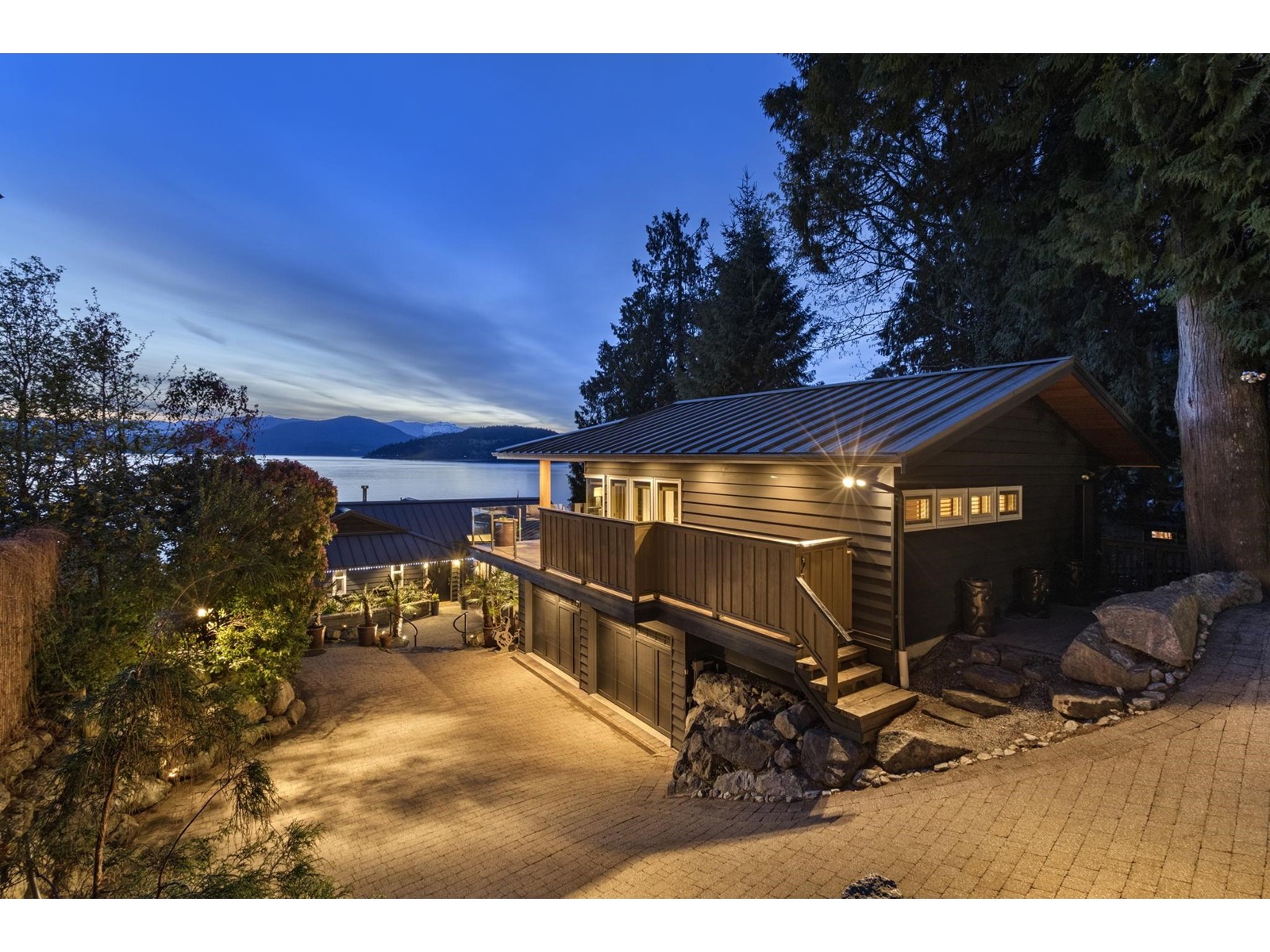 8735 Lawrence Way, West Vancouver, BC, V7W 2T7