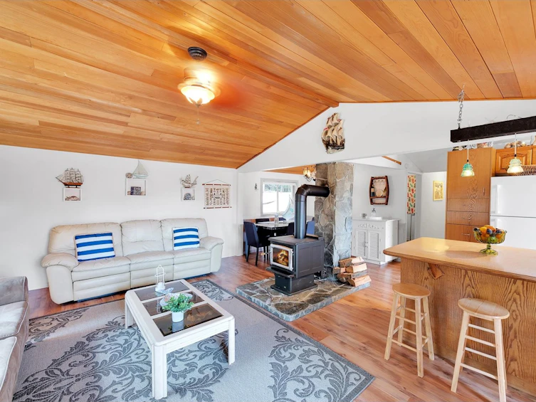 493 Abbott Road, Mayne Island, BC, V0N 2J1