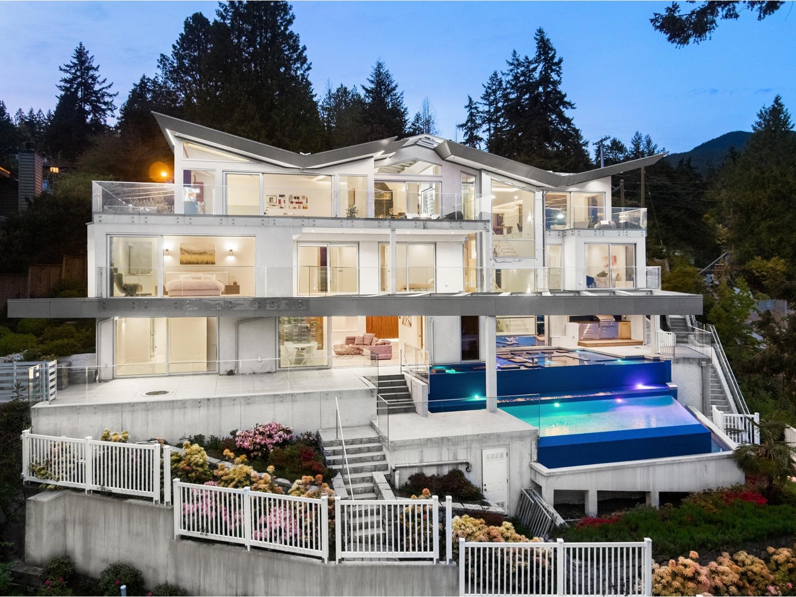 4580 Marine Drive, West Vancouver, BC, V7W 2N9