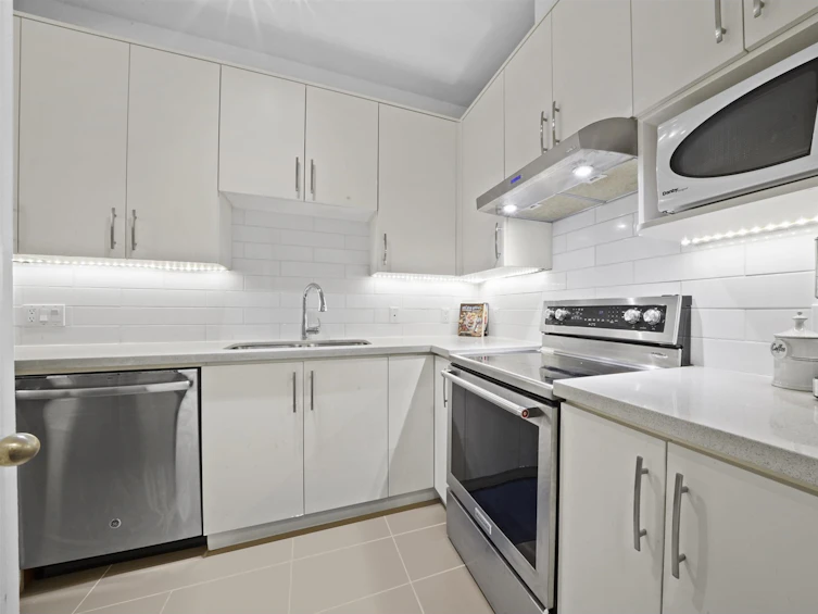 207-3727 West 10th Avenue, Vancouver, BC, V6R 2G5