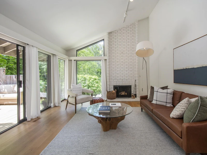 2877 Capilano Road, North Vancouver BC V7R 4H4