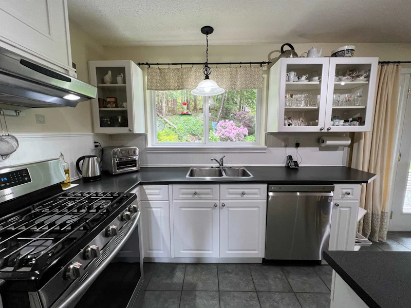 6882 Seaview Road, Sechelt BC