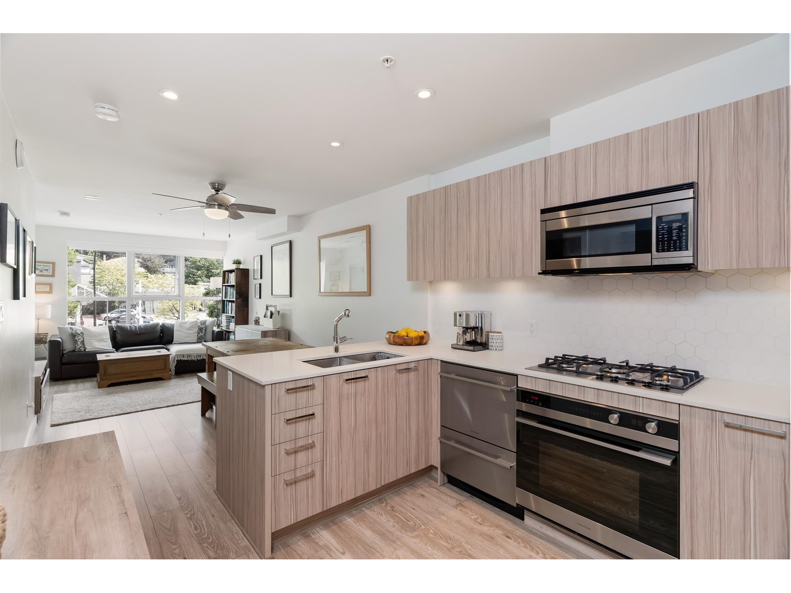 216-1061 Marine Drive, North Vancouver, BC, V7P 1S6