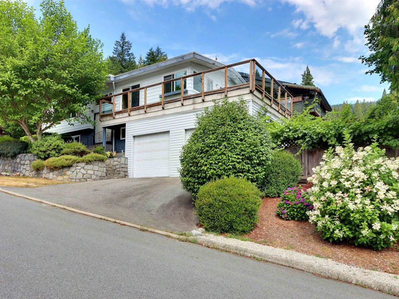 920 Hendecourt Road, North Vancouver BC V7K 2W9