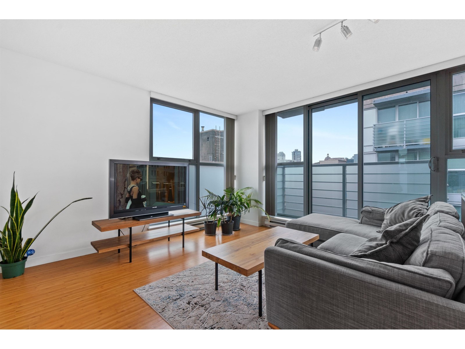 817-168 Powell Street, Vancouver, BC, V6A 0B2