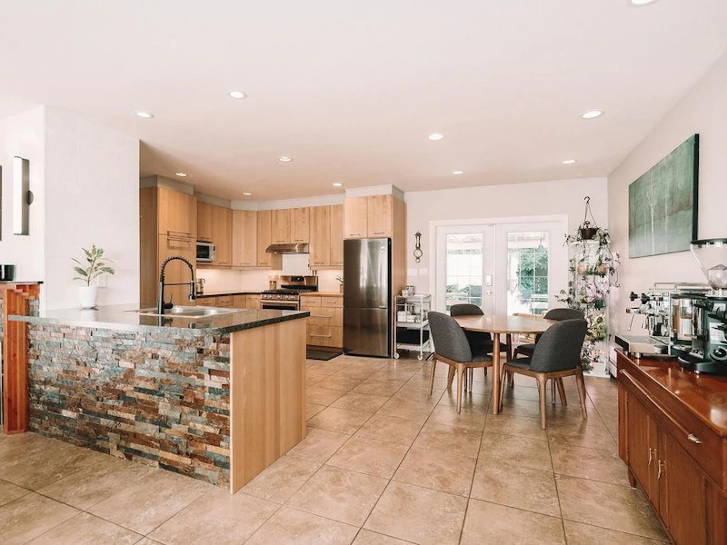 661 Chapman Avenue, Coquitlam BC V3J 4A2
