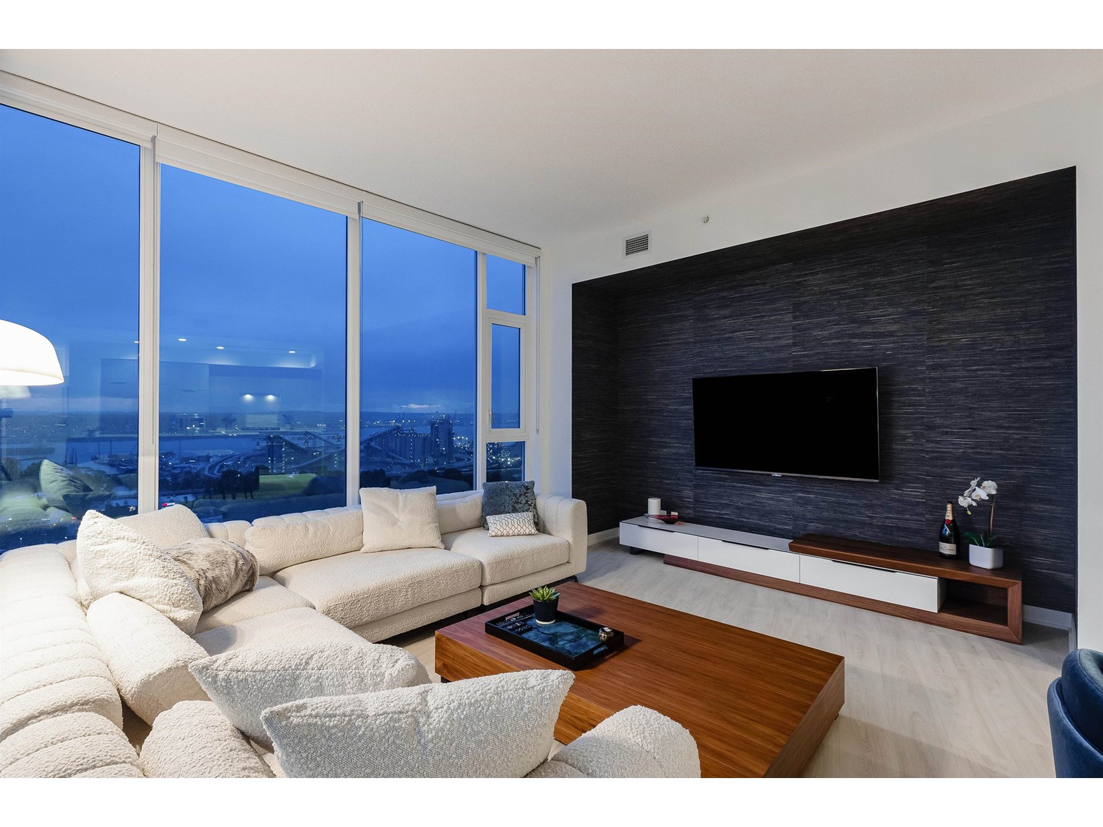 2702-1401 Hunter Street, North Vancouver, BC, V7J 0E2