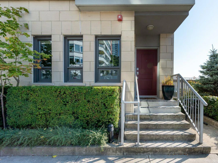 TH8-125 Columbia Street, New Westminster, BC, V3L 0G8