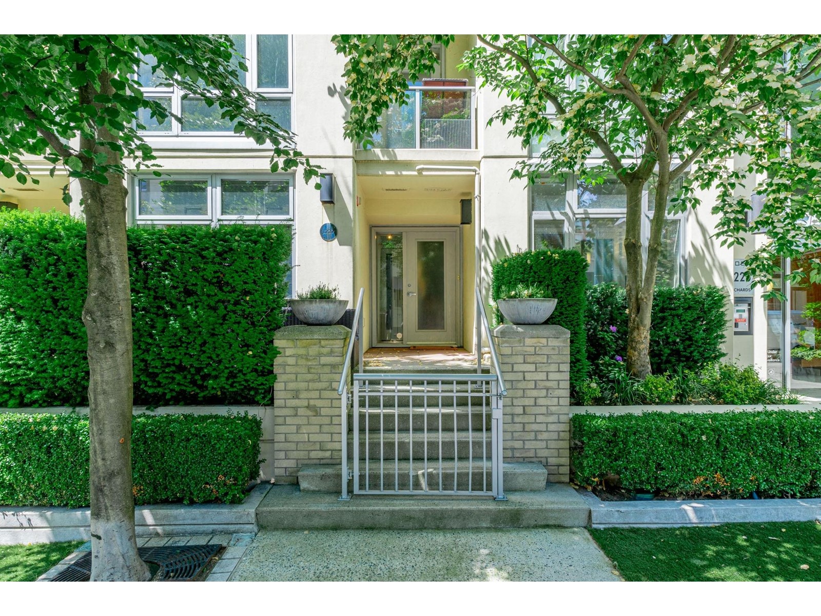 1227 Richards Street, Vancouver, BC, V6B 3G3