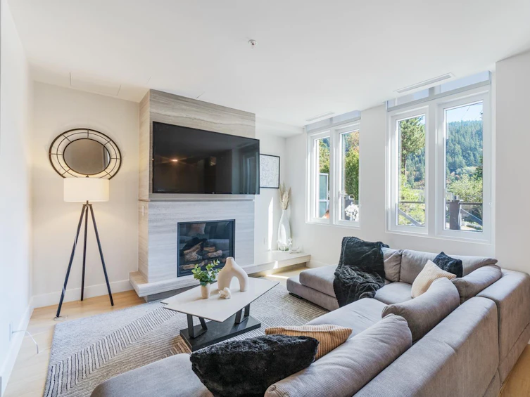 202-6691 Nelson Avenue, West Vancouver, BC, V7W 2B2