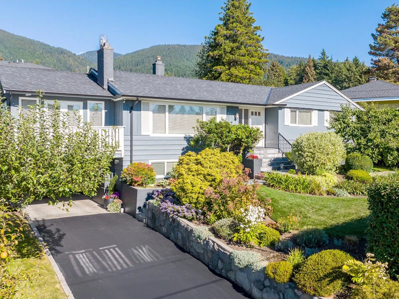 622 Silverdale Place, North Vancouver BC V7N 2Z7