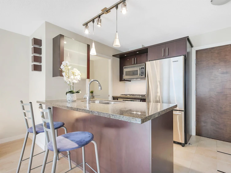 202-1650 West 7th Avenue, Vancouver, BC, V6J 5N1