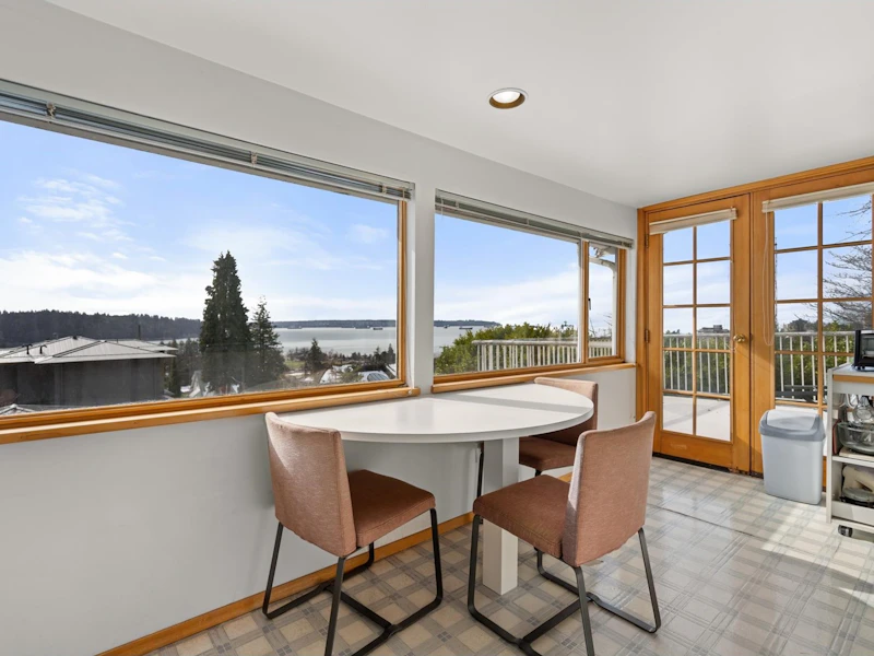 1074 Esquimalt Avenue, West Vancouver BC V7T 1J8