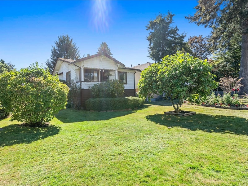325 E 21st Street, North Vancouver BC V7L 3B9