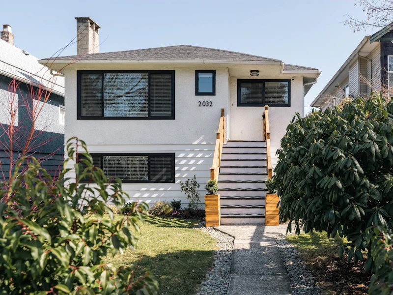 2032 Jones Avenue, North Vancouver BC V7M 2W6