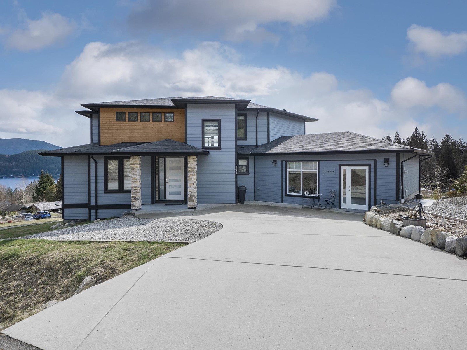587 Woodland Avenue, Gibsons, BC, V0N 1V1