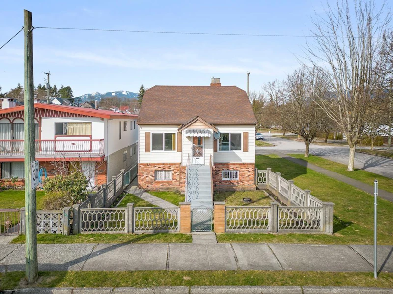 2995 Adanac Street, Vancouver BC V5K 2N4