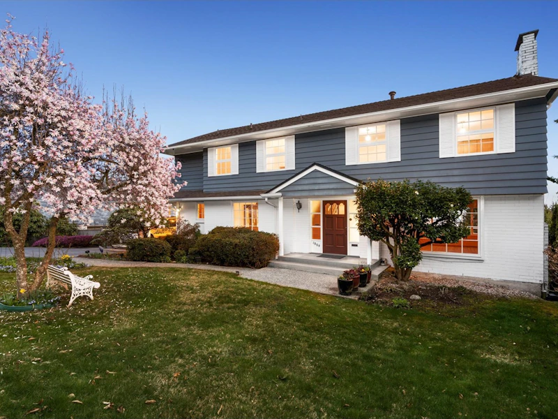 1860 Queens Avenue, West Vancouver BC V7V 2X7