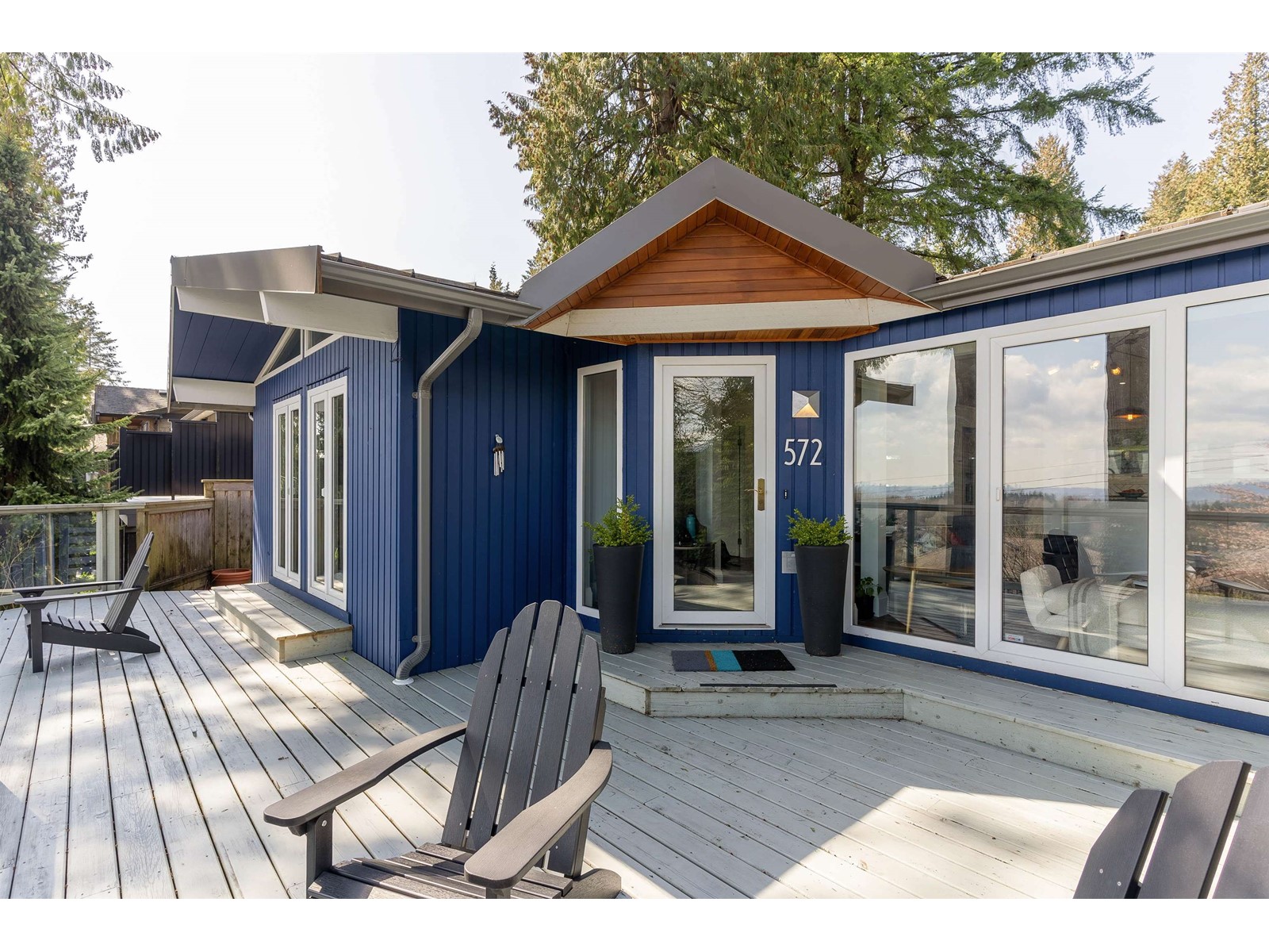 572 Tempe Crescent, North Vancouver, BC, V7N 1E8