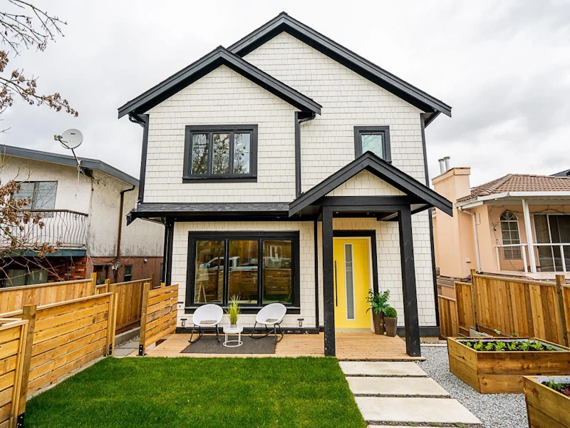 2011 Venables Street, Vancouver BC V5L 2J1