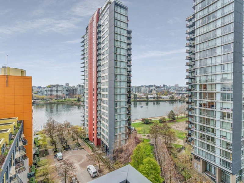 1205 - 33 Smithe Street, Vancouver BC V6B 0B5