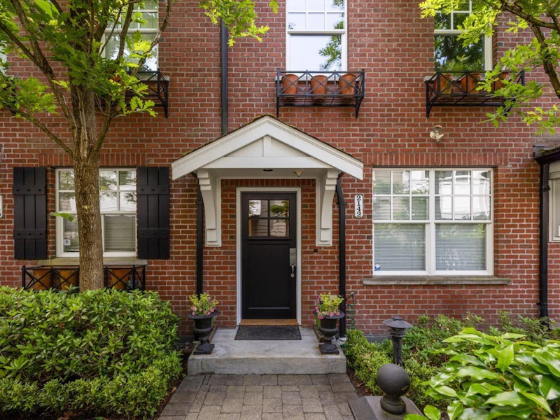 2142 W 8th Avenue, Vancouver BC V6K 2A4