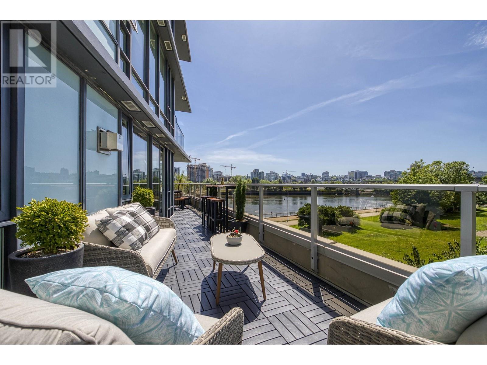 303-8 Smithe Mews, Vancouver, BC, V6B 0A5