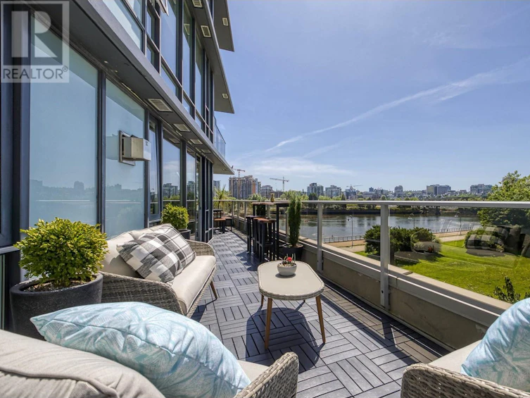 303-8 Smithe Mews, Vancouver, BC, V6B 0A5