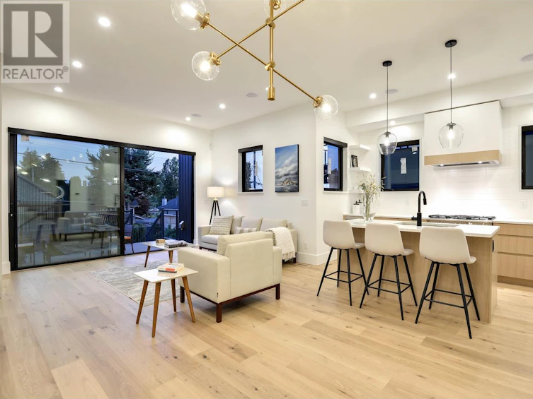 425 West Keith Road, North Vancouver, BC, V7M 1M2