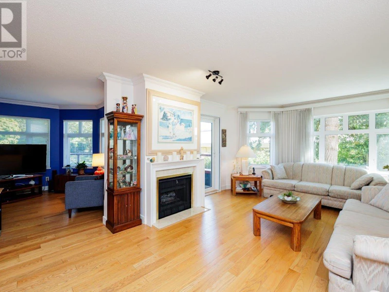 102 - 121 W 29th Street, North Vancouver BC V7N 4L6