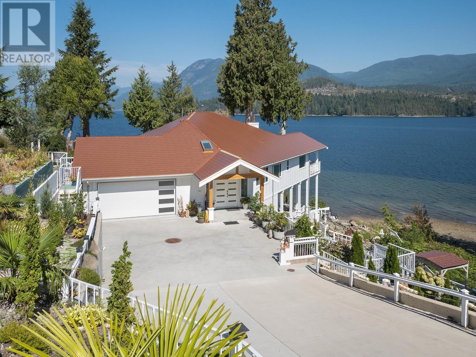 6406 North Gale Avenue, Sechelt, BC, V7Z 0L1