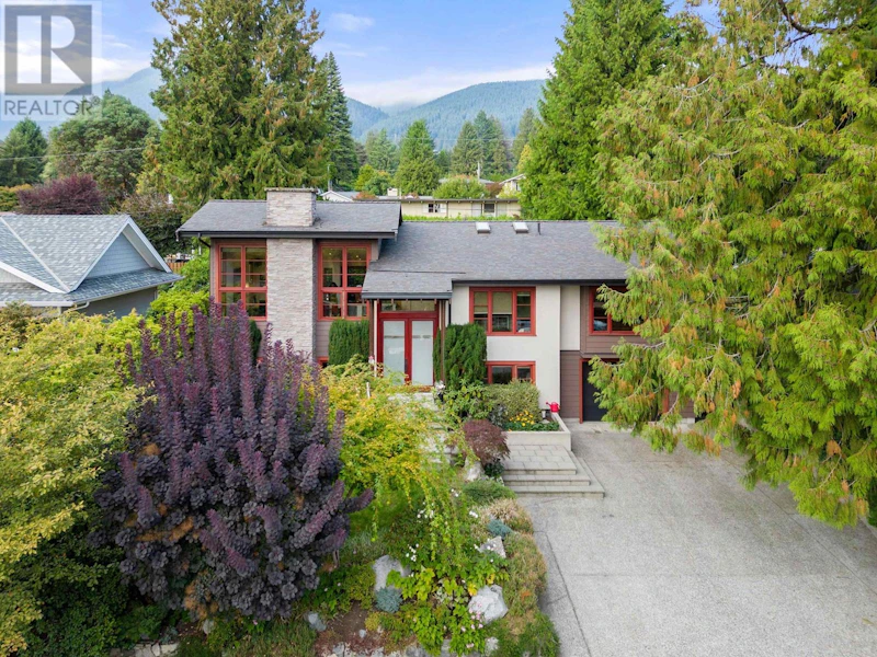 690 St. Ives Crescent, North Vancouver BC V7N 2X3
