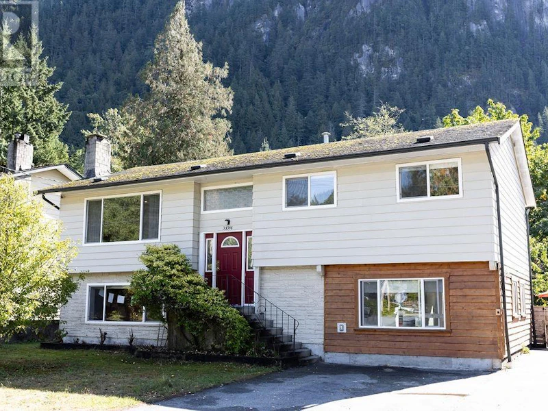 38398 Hemlock Street, Squamish BC V0N 0C2