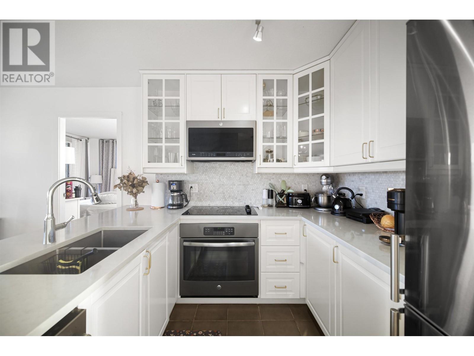 702-4118 Dawson Street, Burnaby, BC, V5C 0A3