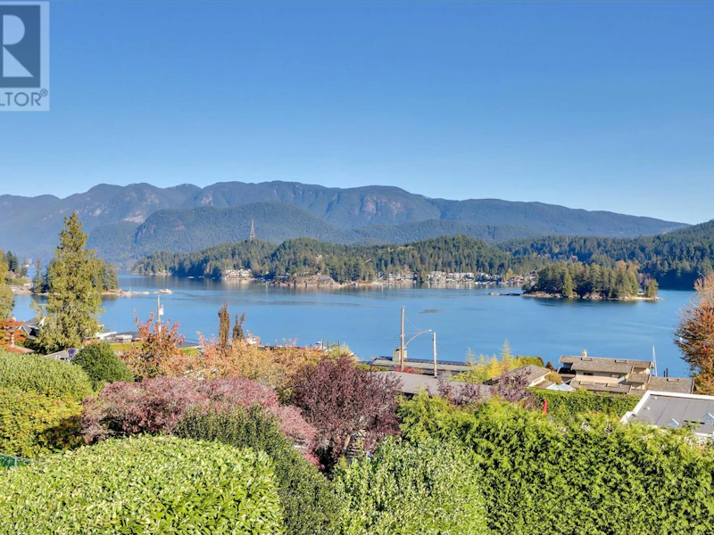 654 Roslyn Boulevard, North Vancouver BC V7G 1P3