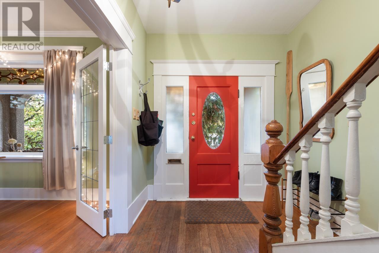 1136 East 10th Avenue, Vancouver, BC, V5T 2B7