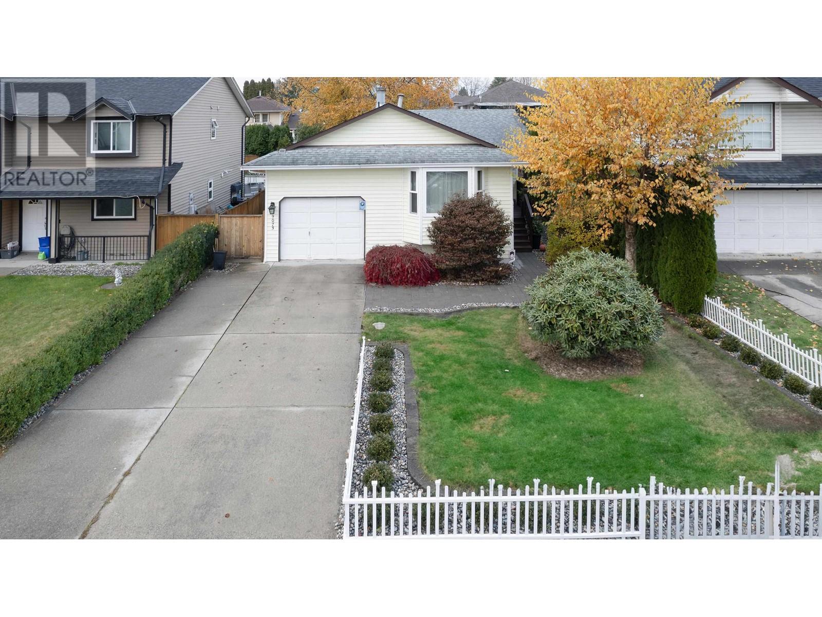 19073 117a Avenue, Pitt Meadows, BC, V3Y 1Y5