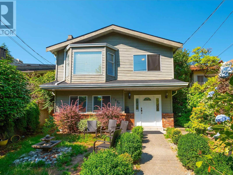 1689 Garden Avenue, North Vancouver BC V7P 3A6