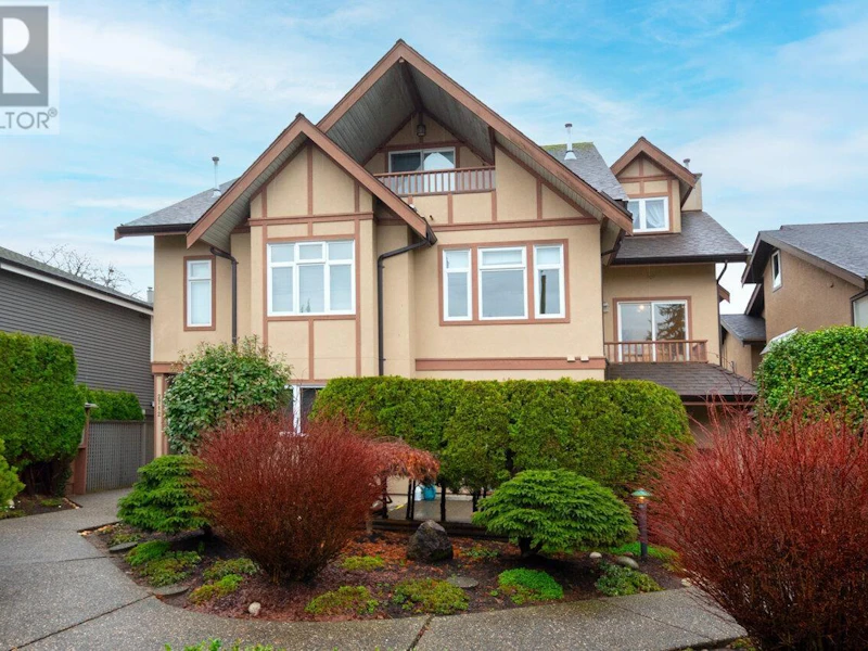 2716 W 3rd Avenue, Vancouver BC V6K 1M5