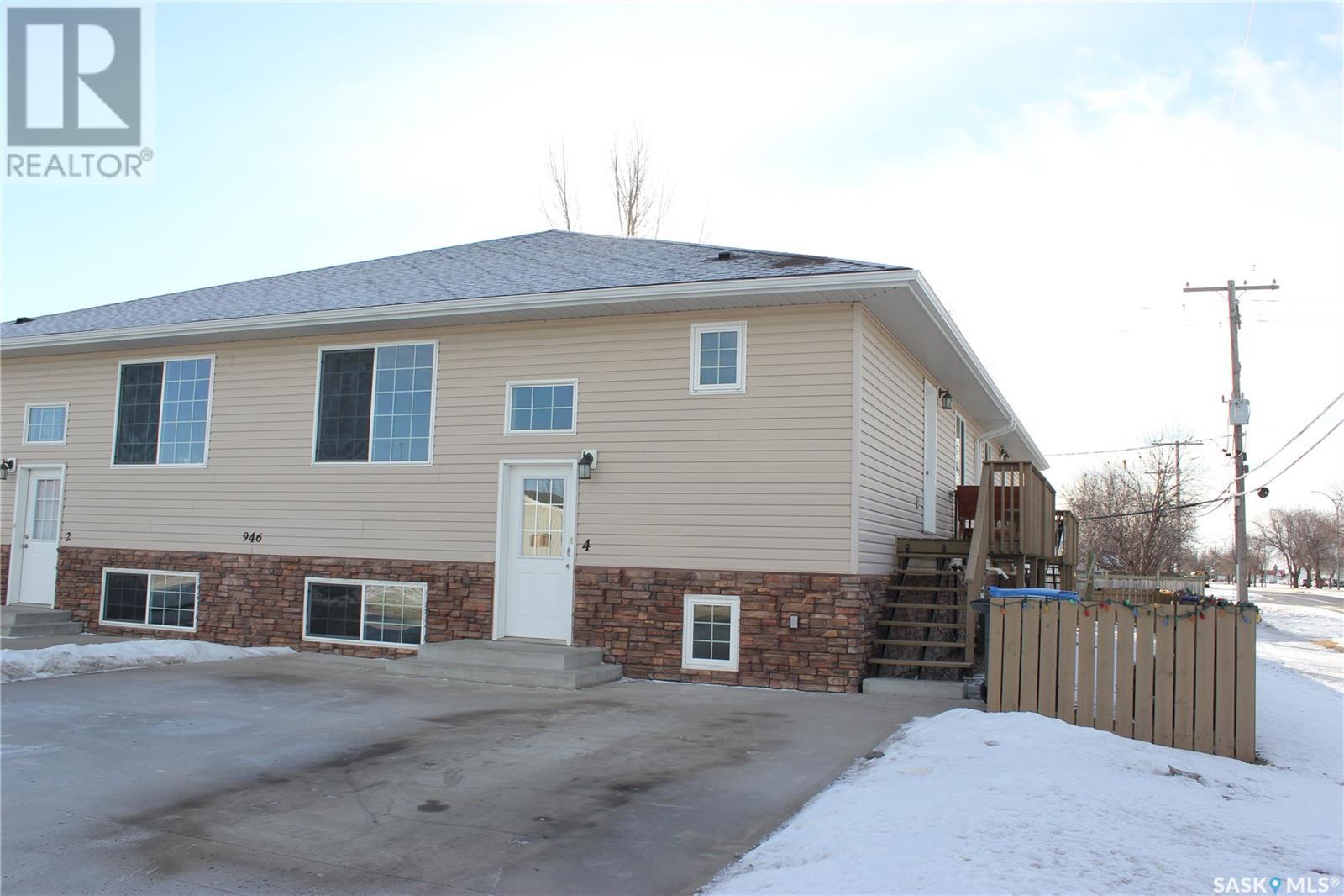 4 946 Edward St  