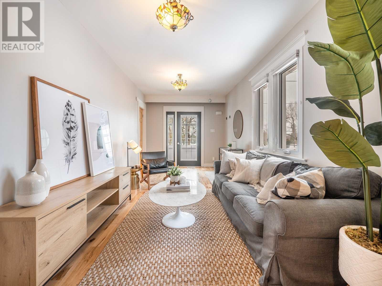 3722 St Clair Avenue East, Toronto, ON, M1M 1T6