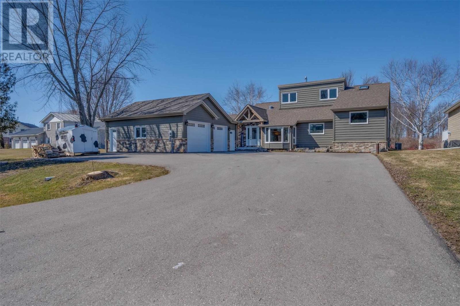 18 Villa Drive, Georgina, ON, L0E 1N0