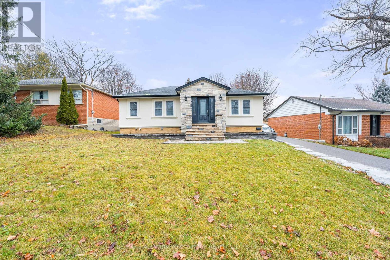 87 Monkswood Crescent, Newmarket, ON, L3Y 2J9